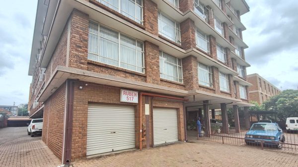 Large 2 bedroom 1st floor flat in Silverton, Pretoria
