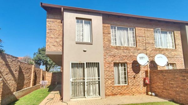 LARGE 3 BEDROOM DUPLEX IN HAZELDEAN, PRETORIA